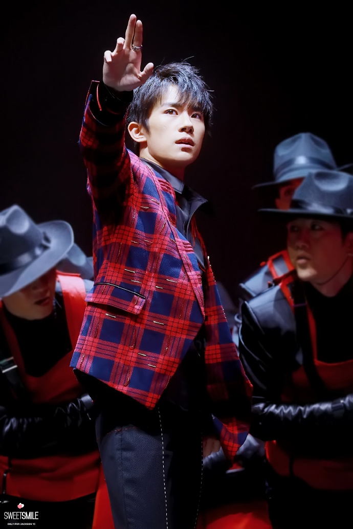 易烊千玺腰伤还在跳舞,易烊千玺在台上腰伤跳舞