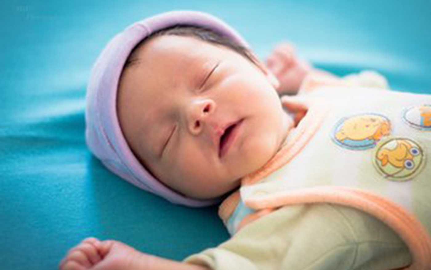 宝宝睡觉嗓子有滋滋声是喘吗,宝宝呼吸声重是过敏吗