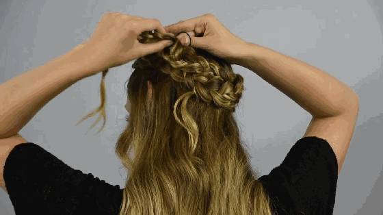 仙女式花环编发,戴头顶花环编发教程图解