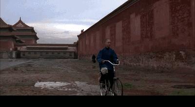 你在单车上看风景，别人却都在笑话你