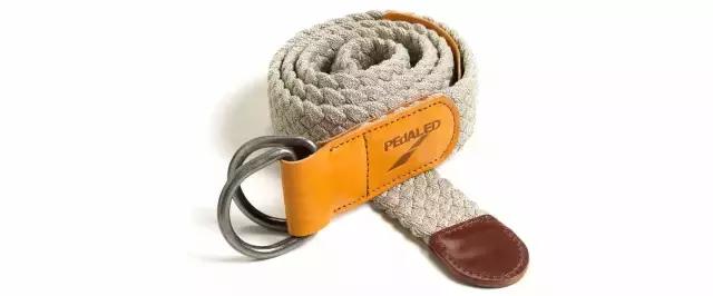 你在单车上看风景，别人却都在笑话你