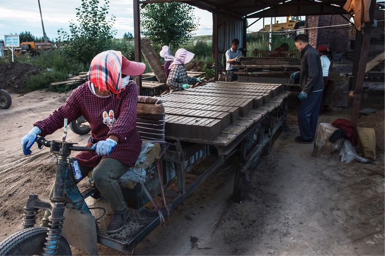 近距离了解砖窑厂烧制砖块的秘密