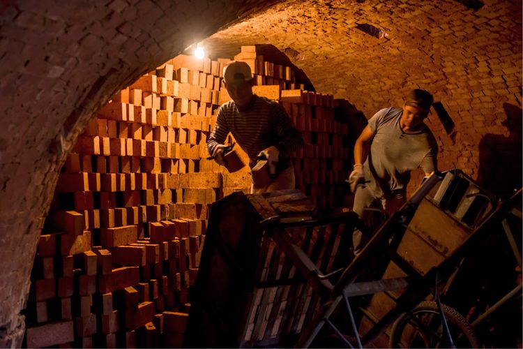 近距离了解砖窑厂烧制砖块的秘密