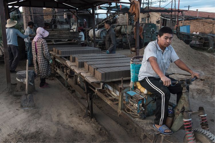 近距离了解砖窑厂烧制砖块的秘密