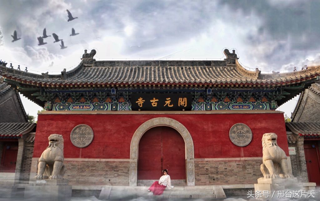 开元古刹钟声美女顿悟聆听