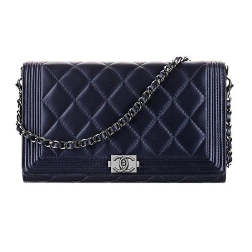 香奈儿小金球包包价格表官网,香奈儿包包好还是lv包包好