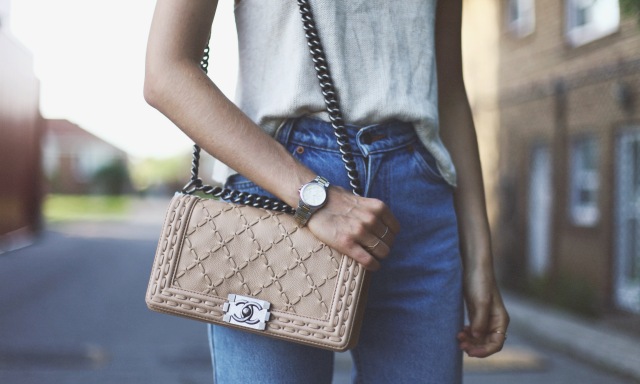 香奈儿小金球包包价格表官网,香奈儿包包好还是lv包包好