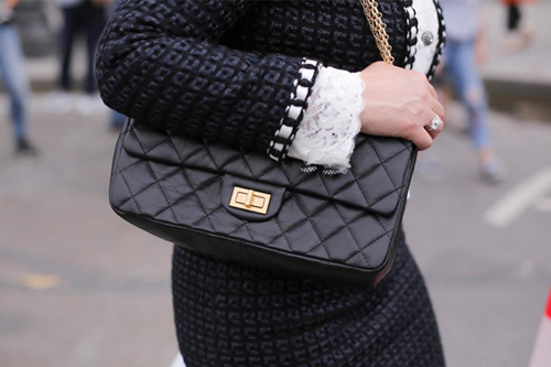 香奈儿小金球包包价格表官网,香奈儿包包好还是lv包包好