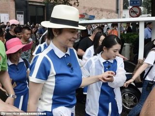 看到这样受排挤的关之琳,才知道行走江湖真的不能只能靠美貌!