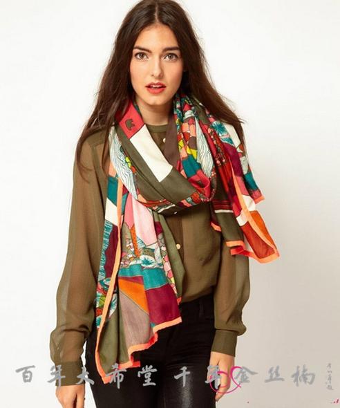 围巾围住头发,很冷围上围巾就不冷了