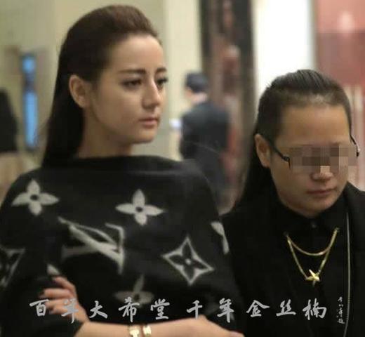 围巾围住头发,很冷围上围巾就不冷了