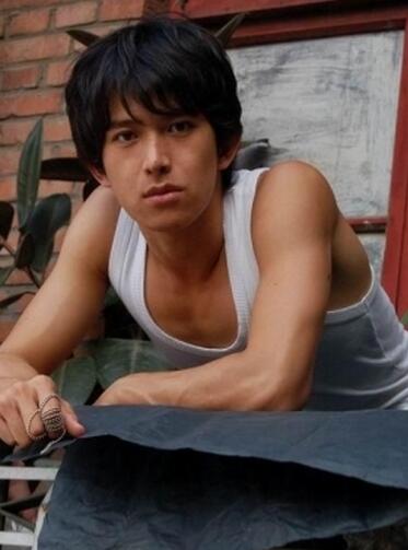 黑龙江出生,演过日版流星花园,娶中国小演员,后出轨日本女星