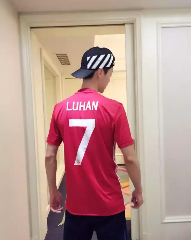 迷妹们都爱买爱豆代言的产品表忠心，这双暂时买不到的鞋先来了解