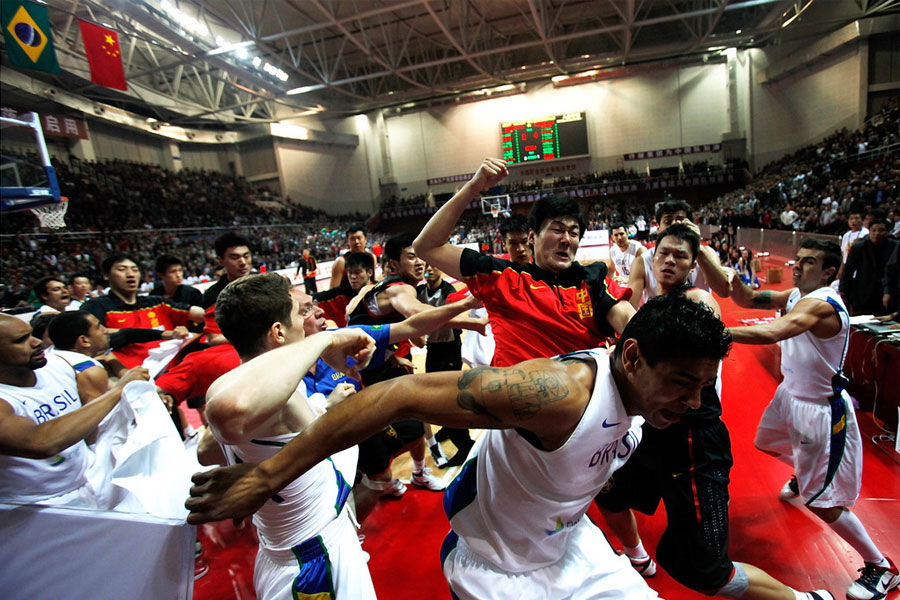 中国男篮朱芳雨打架集锦,中国男篮打架朱芳雨