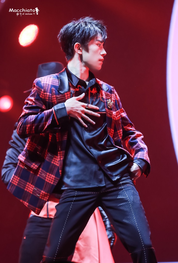 易烊千玺腰伤还在跳舞,易烊千玺在台上腰伤跳舞