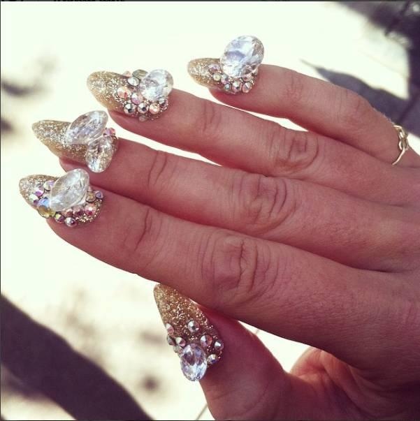 美甲饰品掉色了怎么办,美甲上的珍珠饰品掉色了怎么办