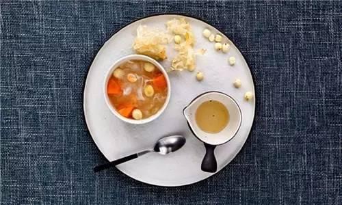 一般餐厅餐盘摆放技巧,餐厅上菜托盘