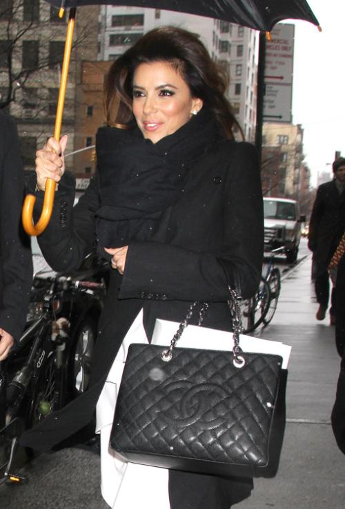 香奈儿小金球包包价格表官网,香奈儿包包好还是lv包包好