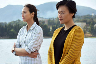 两个家庭聚餐,两个家庭一起吃饭