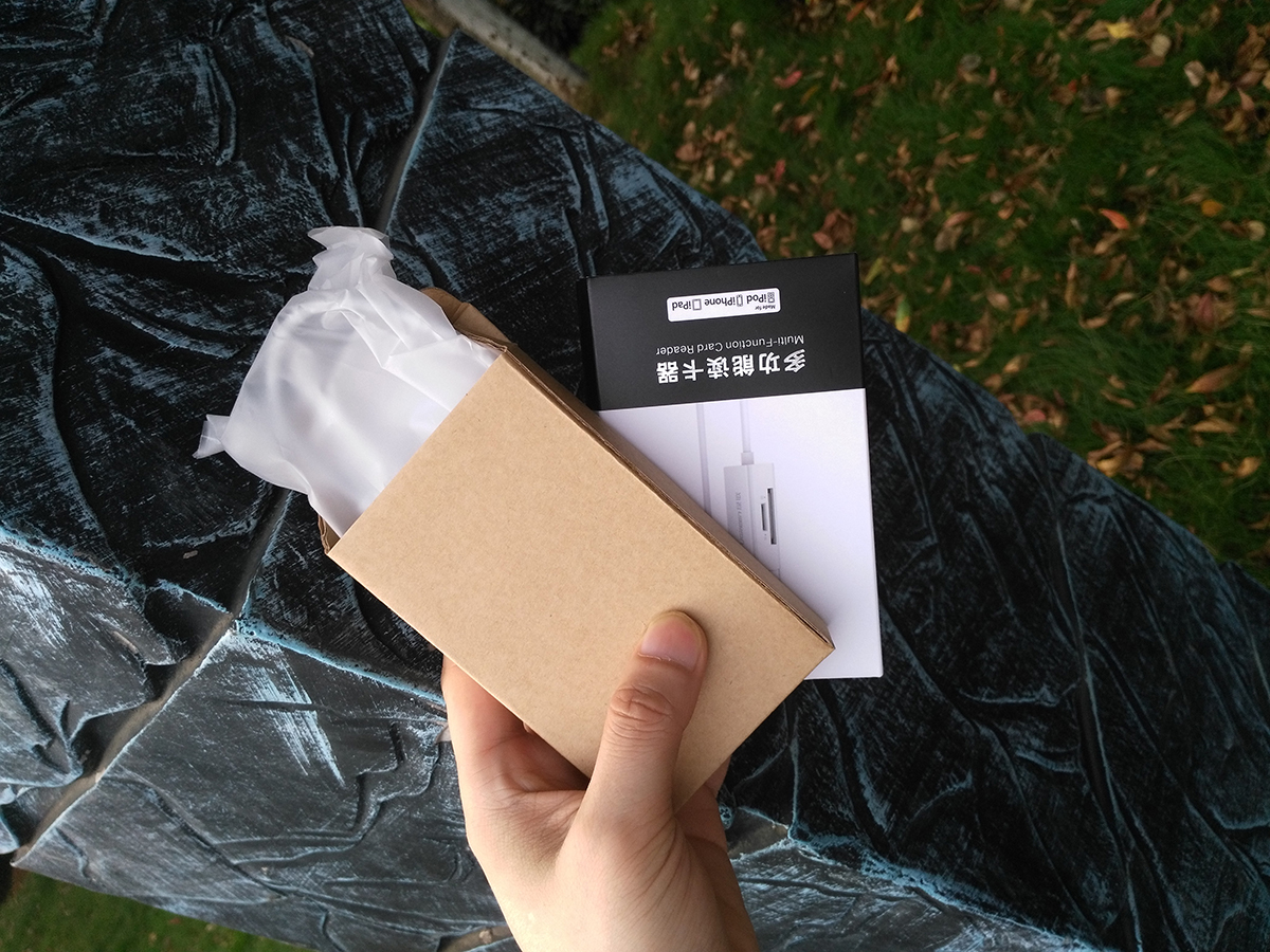 这款手机读卡器很有特色，标配了Lightning闪电接头