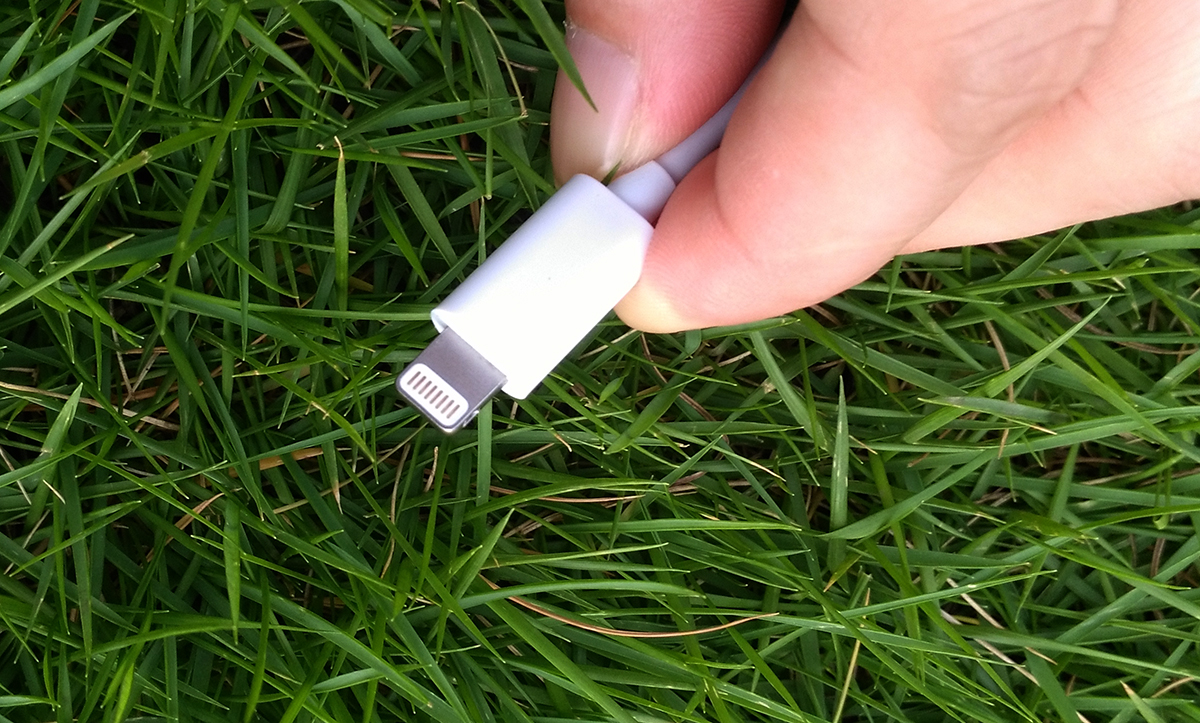 这款手机读卡器很有特色，标配了Lightning闪电接头