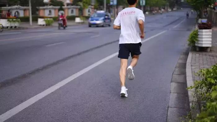 reebok什么跑鞋最好,䨻科技跑鞋踩开有多爽