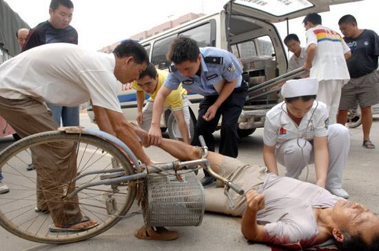 这是谁家的孩子？太危险了！