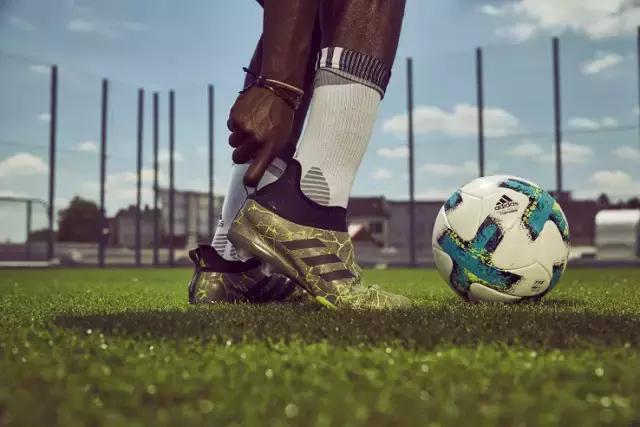 迷妹们都爱买爱豆代言的产品表忠心，这双暂时买不到的鞋先来了解