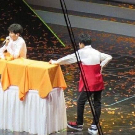 易烊千玺腰伤还在跳舞,易烊千玺在台上腰伤跳舞