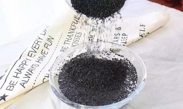 自制黑芝麻虾皮粉,黑芝麻粉怎么吃补钙好