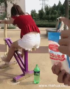 搞笑：商店老板养了只鹦鹉，吊在门口，顾客进门就说“欢迎光临