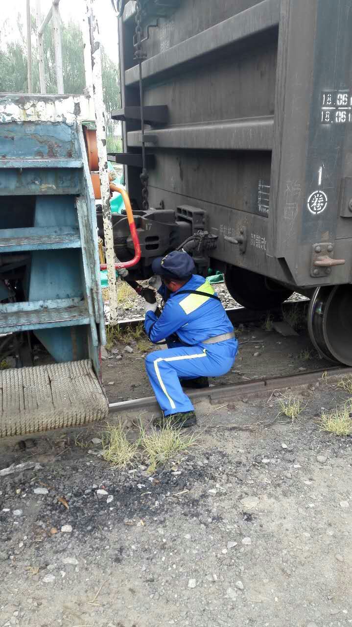 微信运动第一名:长裤长袖“蒸桑拿”,负重徒步走道砟