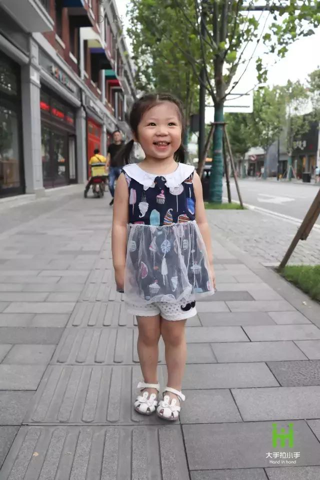 中山大道潮童街拍：很萌很酷很厉害，还会耍宝！