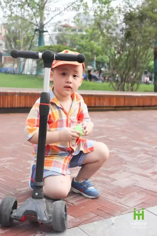 中山大道潮童街拍：很萌很酷很厉害，还会耍宝！