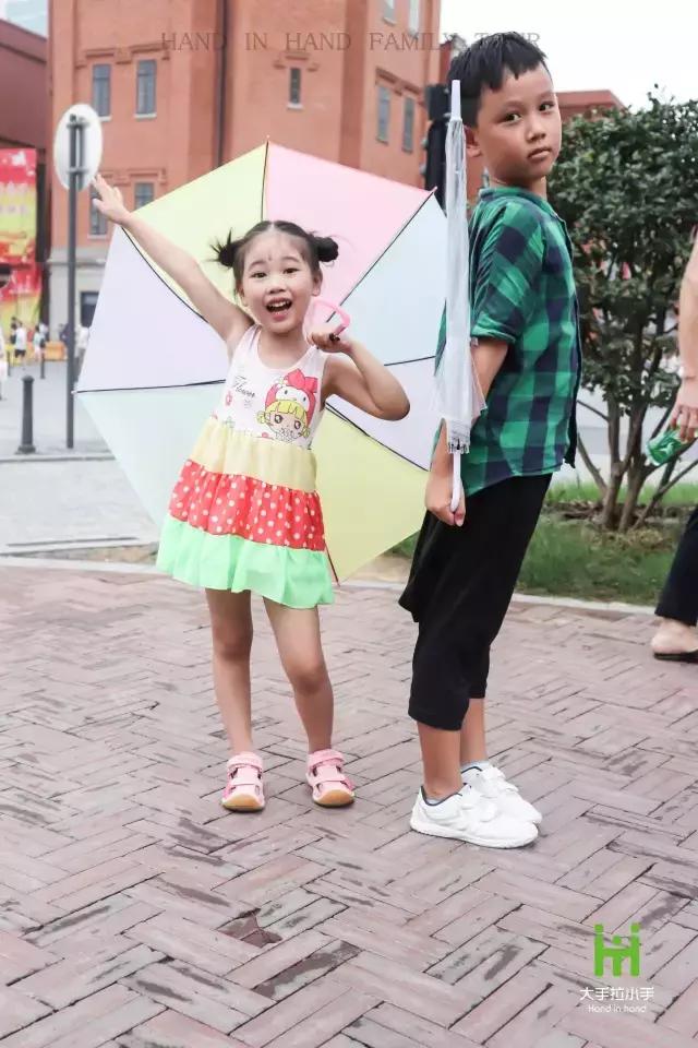 中山大道潮童街拍：很萌很酷很厉害，还会耍宝！