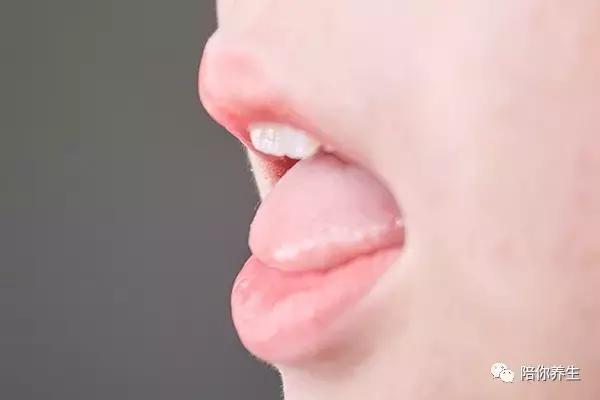 舌苔发白是怎么回事从舌苔看健康,舌苔厚白舌苔厚腻有裂纹