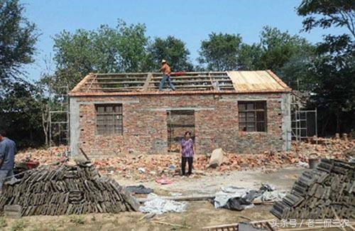 农民买房收回土地,在城里买房了要不要把户口迁过去