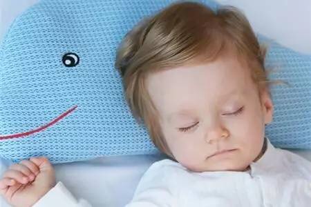 睡觉要枕头——女儿睡觉转圈顺逆时针记