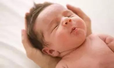 新生儿十种常见的生理现象,新生儿常见特殊生理状态有六种