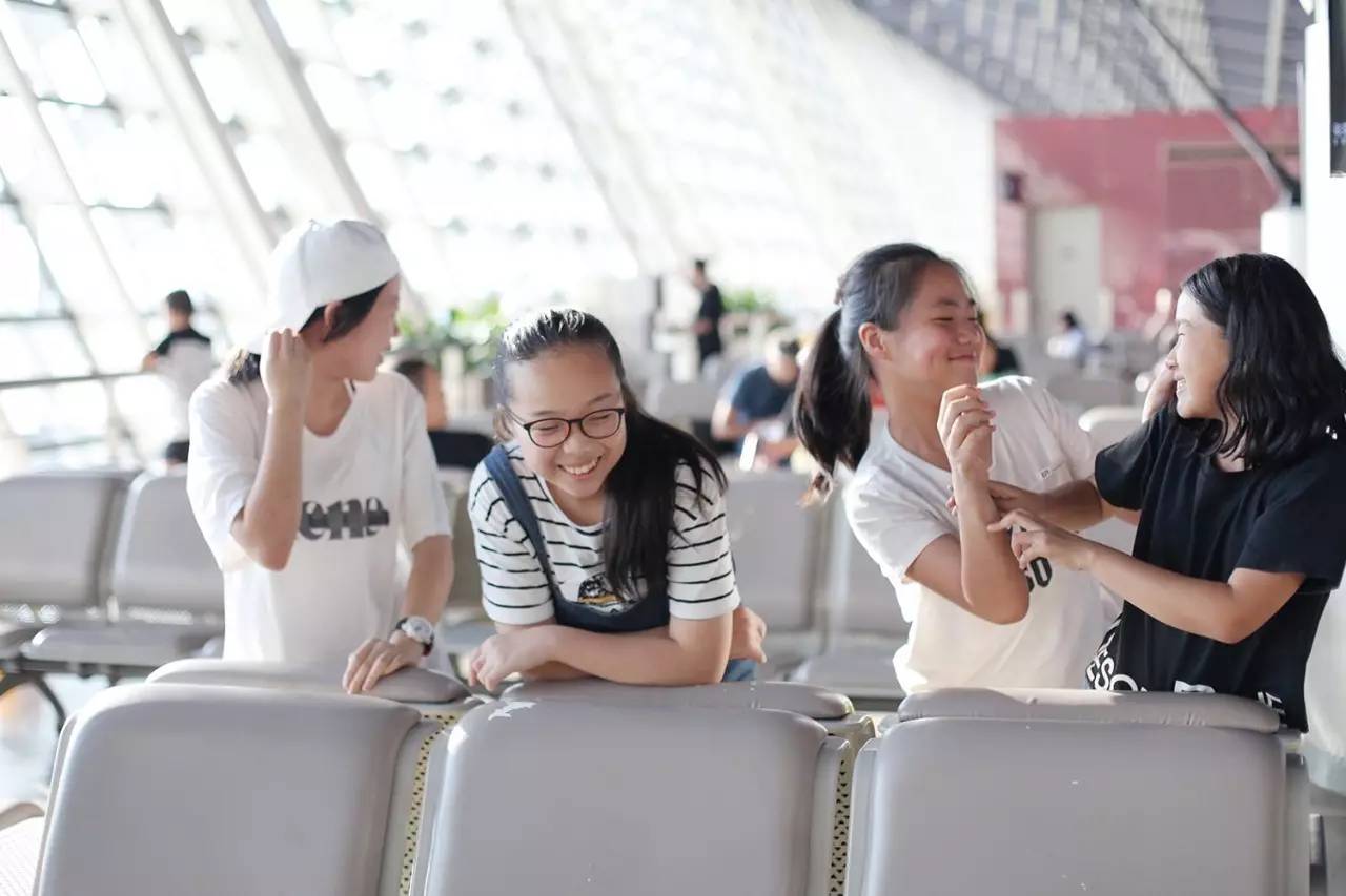 大手牵小手我们一起走,大手牵小手我们一起走图片