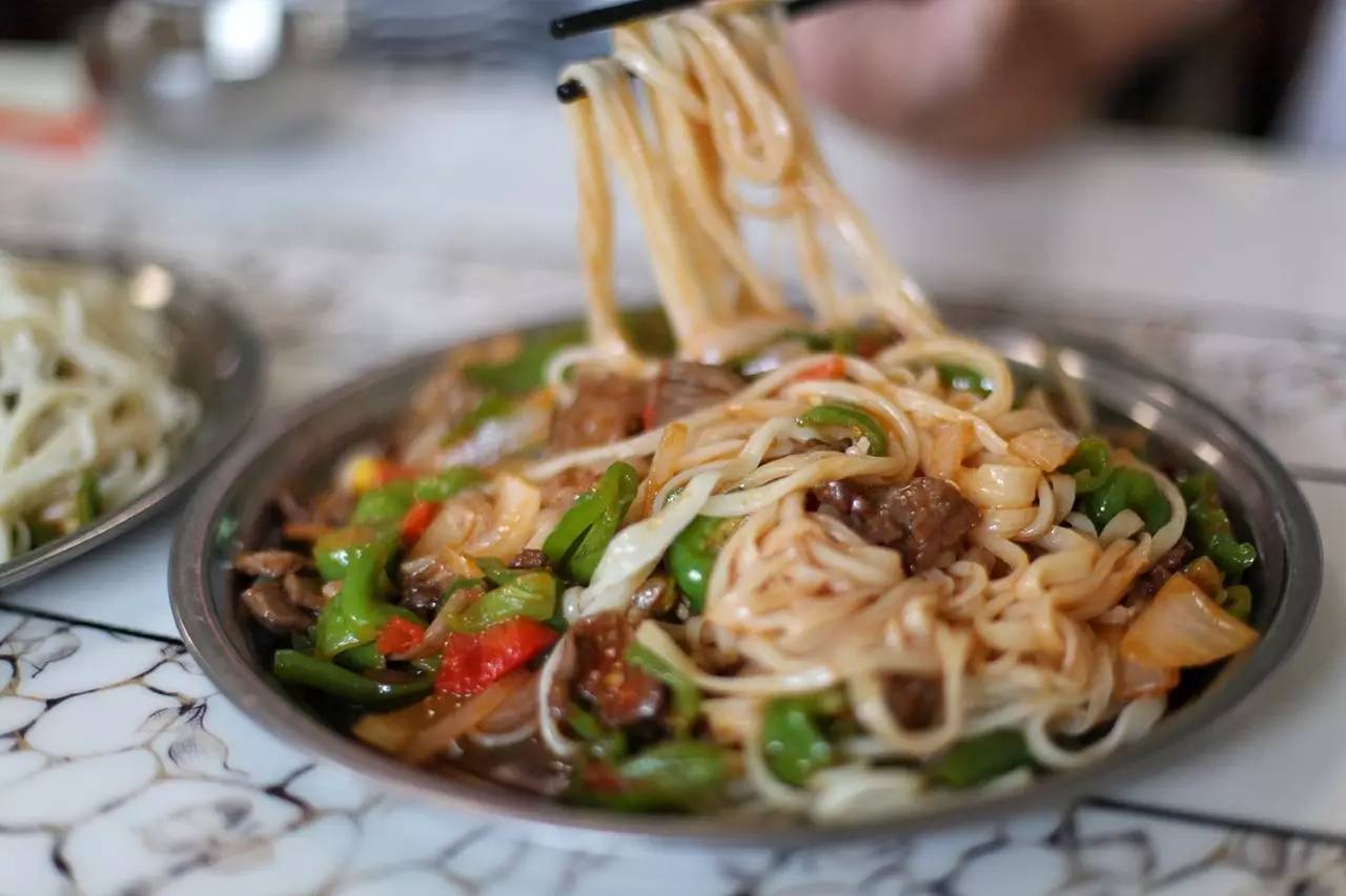 大手牵小手我们一起走,大手牵小手我们一起走图片