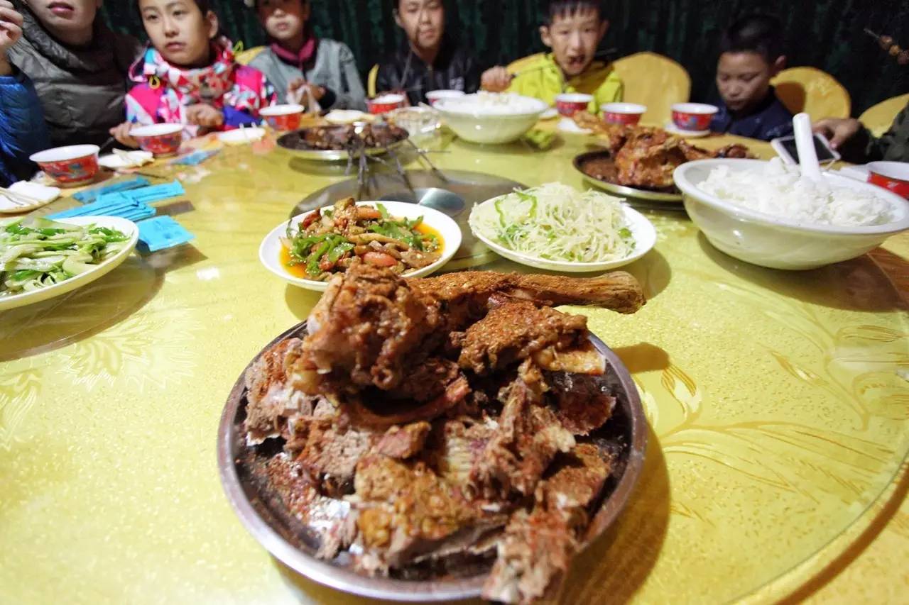 大手牵小手我们一起走,大手牵小手我们一起走图片