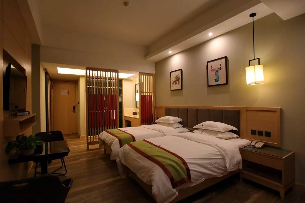 大手牵小手我们一起走,大手牵小手我们一起走图片