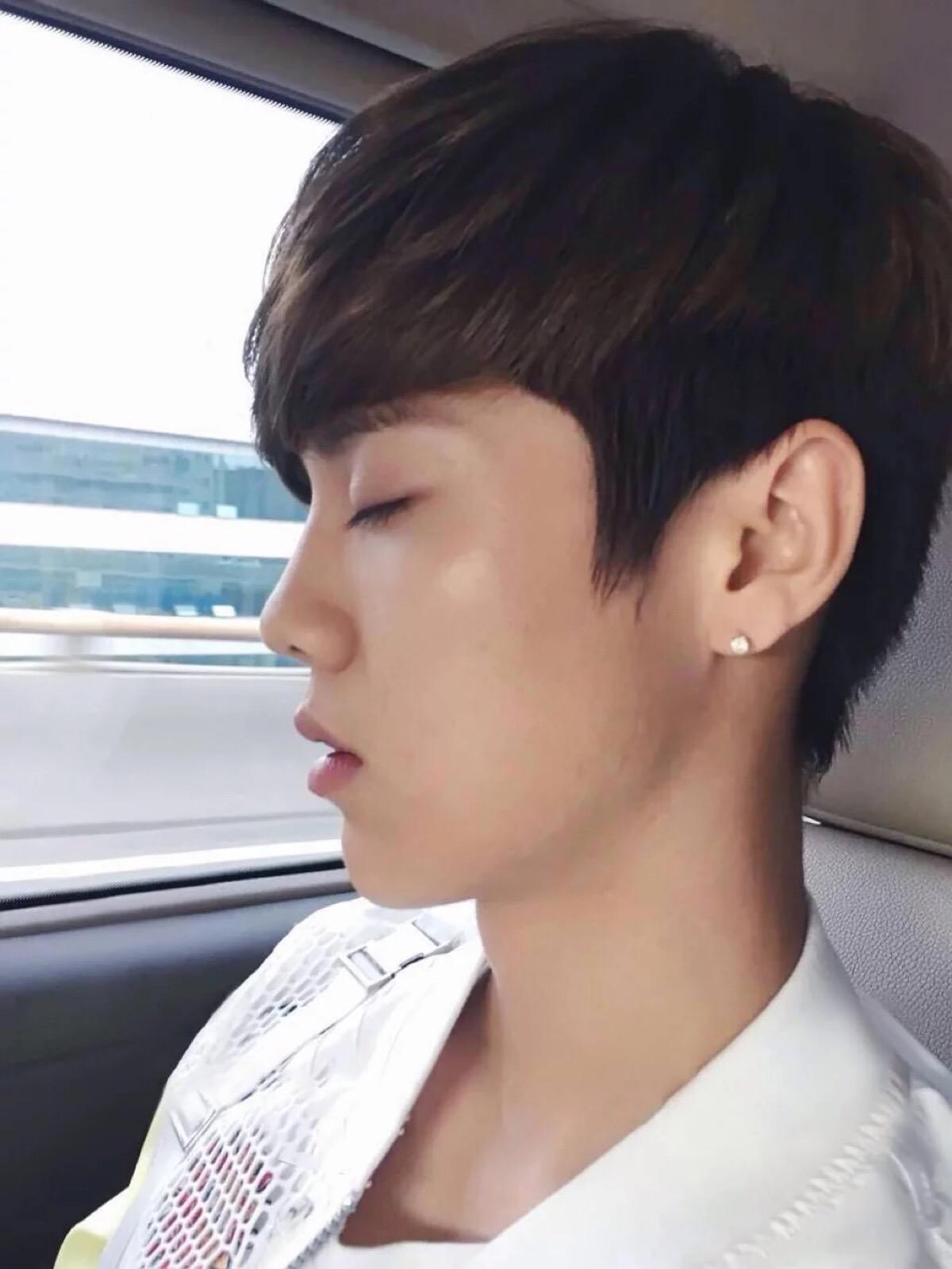 众明星睡姿对比有的也太搞笑了,明星素颜前后对比照张艺兴