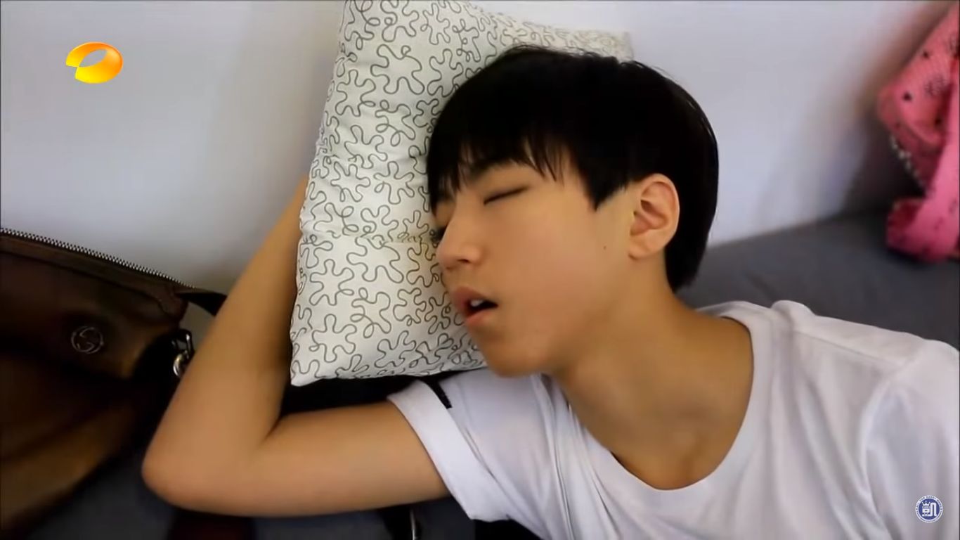 众明星睡姿对比有的也太搞笑了,明星素颜前后对比照张艺兴