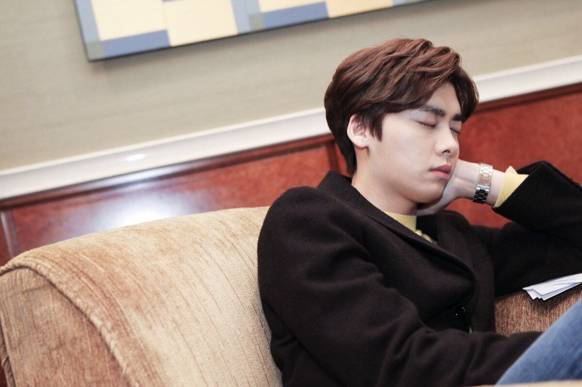 众明星睡姿对比有的也太搞笑了,明星素颜前后对比照张艺兴