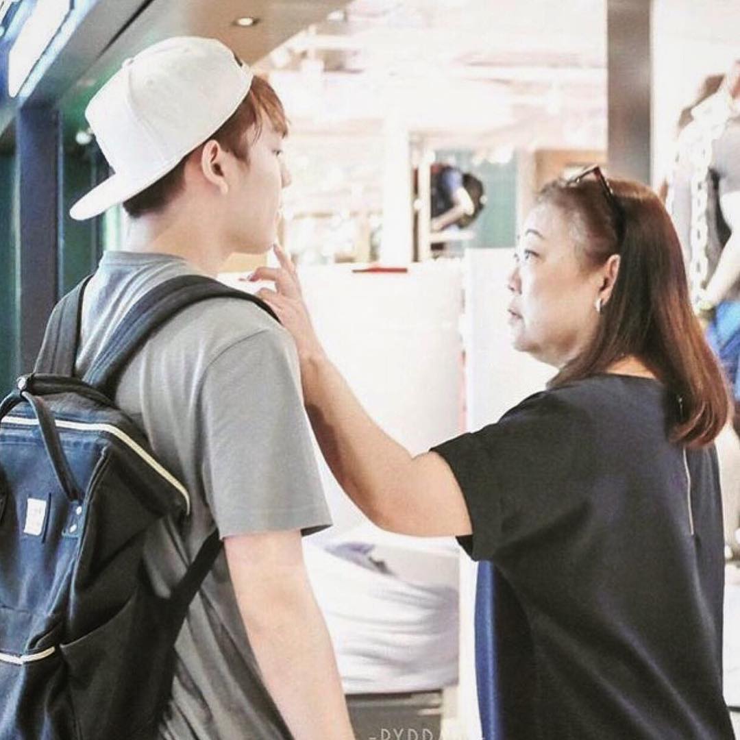 泰国母亲节，来看看泰星与母亲的有爱照片吧！