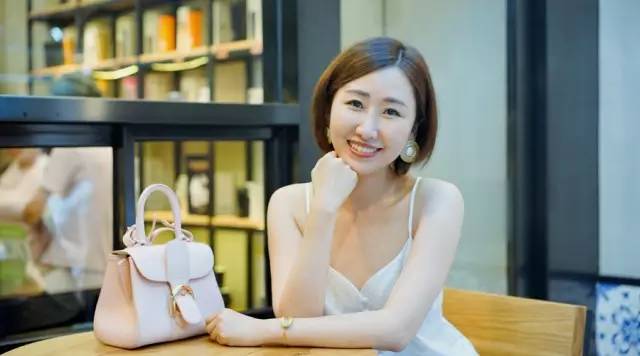 整牙戴的粉色的牙套,整牙给人带来的变化