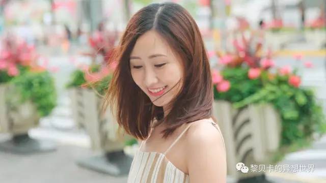 整牙戴的粉色的牙套,整牙给人带来的变化