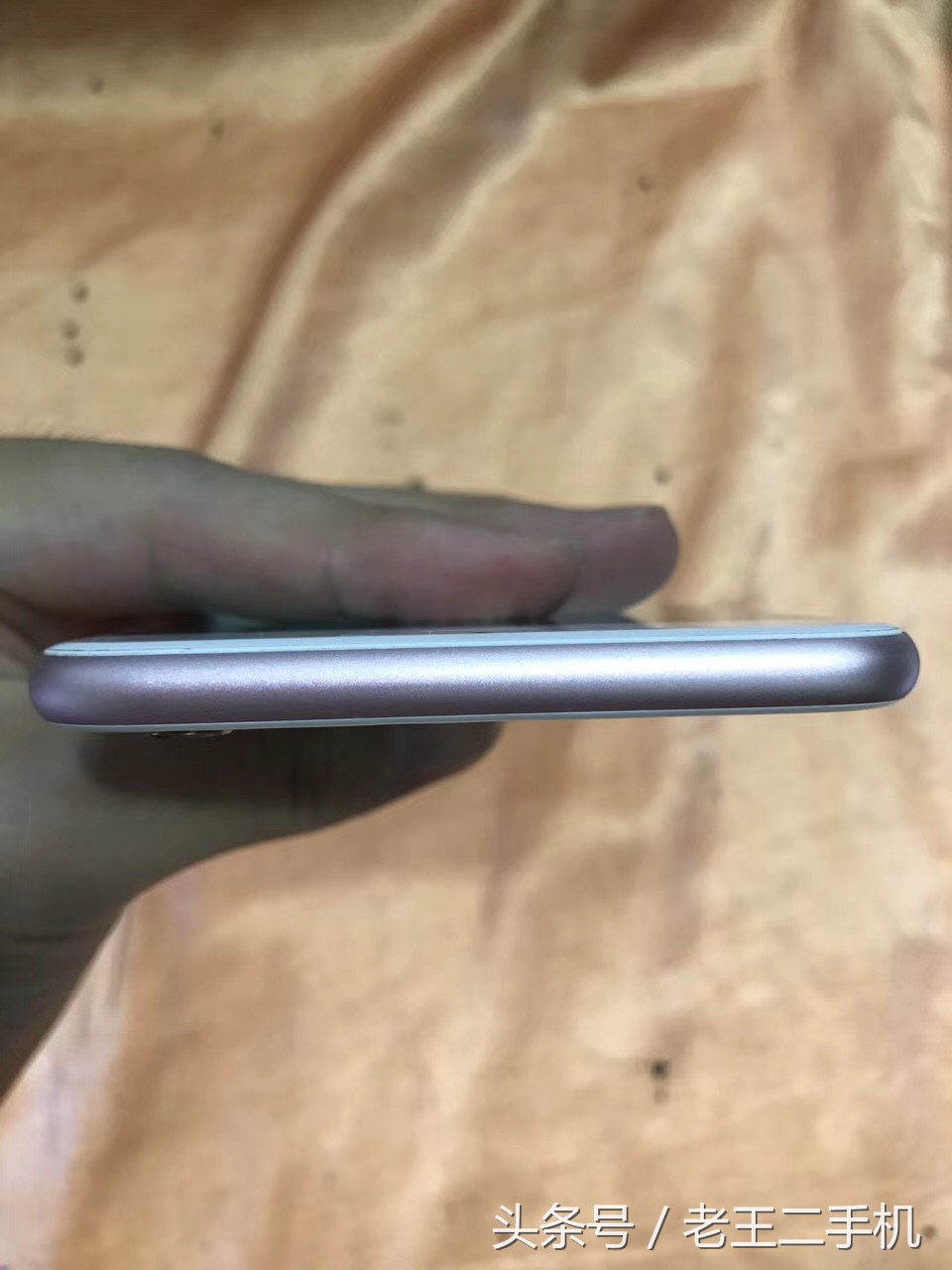 老王，我昨天淘了部64g的iPhone7，美滋滋